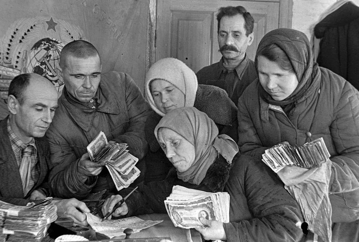 Колхозники колхоза «Борьба» Новосибирского района вносят сбережения на постройку авиаэскадрильи; колхоз внёс в банк миллион рублей и сдал в фонд Красной армии 500 пудов хлеба и 200 килограммов мяса. Январь 1943 года.