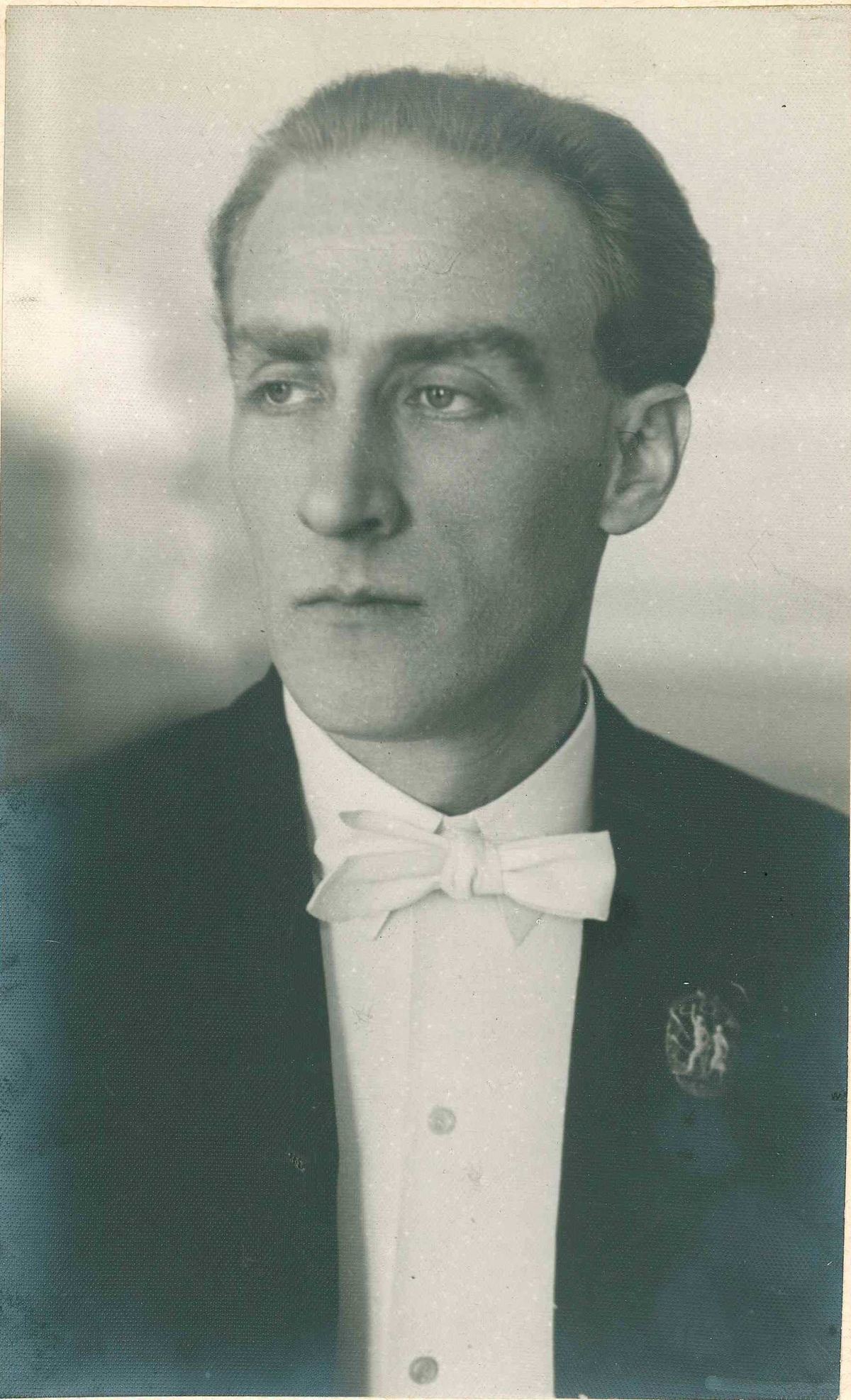 Евгений Мравинский, главный дирижёр оркестра Ленинградской филармонии, 1940 год.