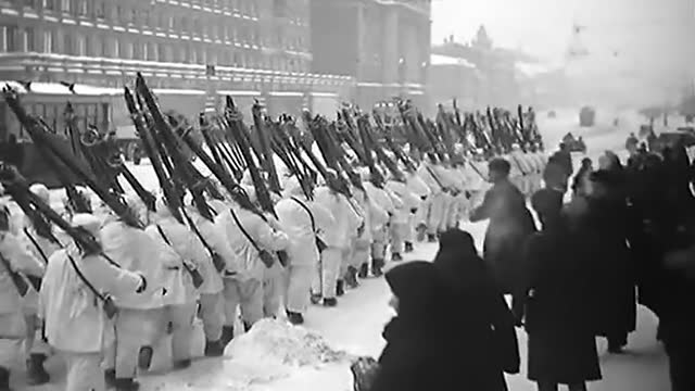 Лыжные батальоны в маскхалатах идут на фронт. Кадр кинохроники